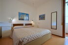 Schlafzimmer mit Doppelbett