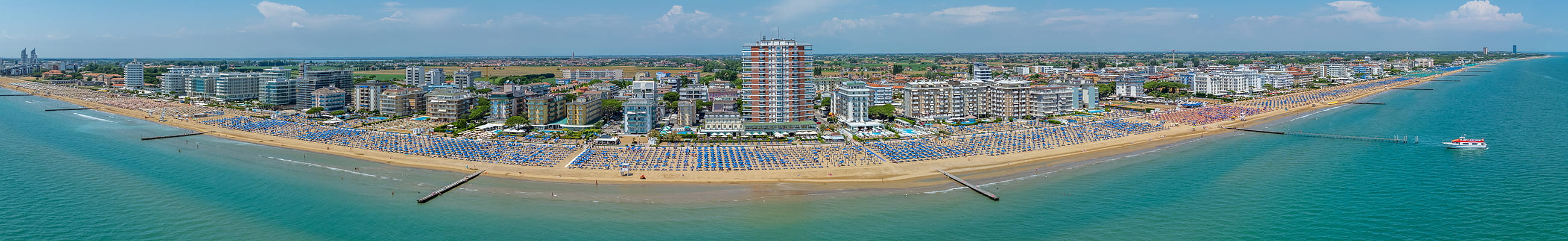 Luftaufnahme vom Ferienwohnungen die dicht am Strand stehen